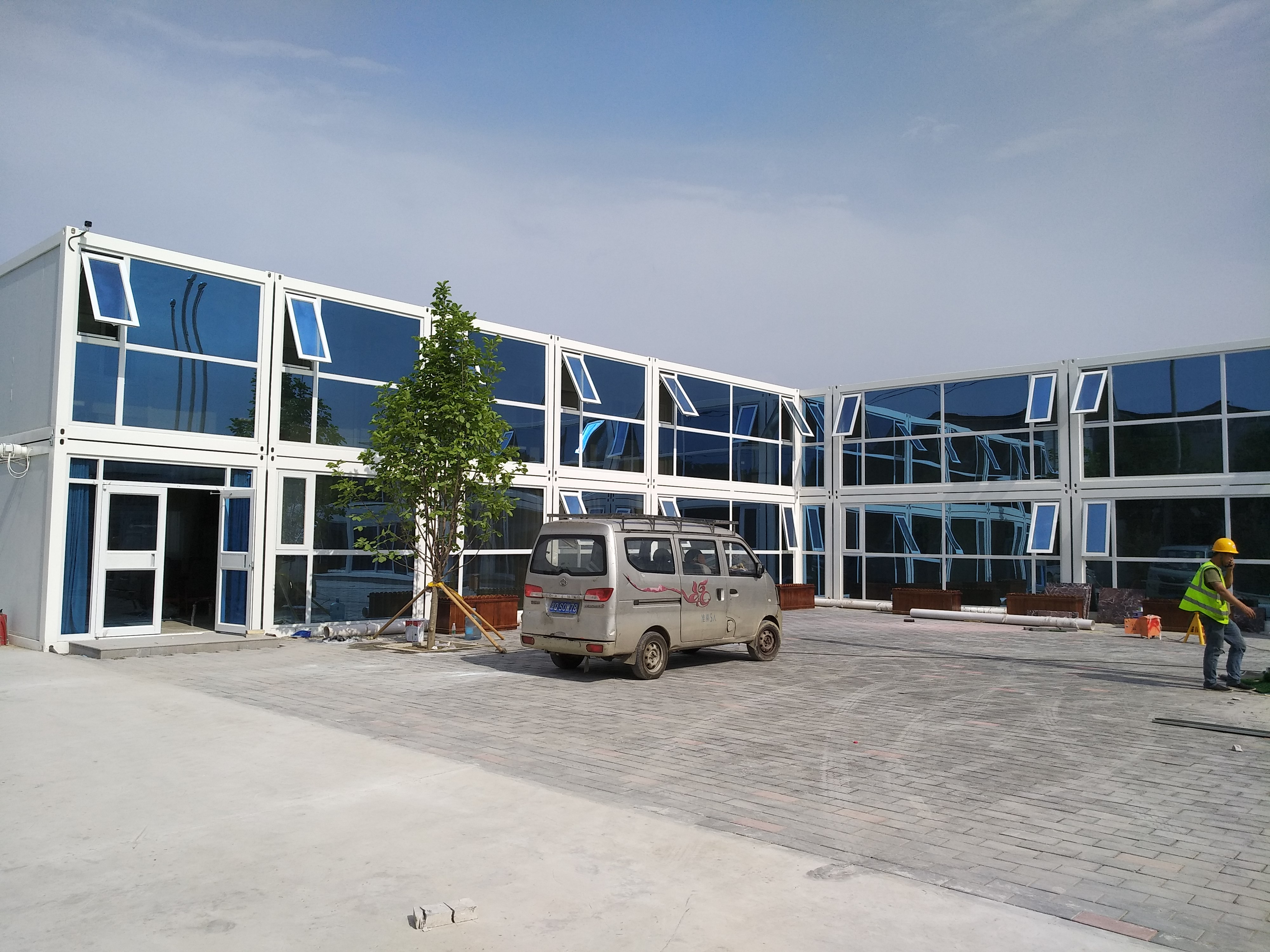 天恒集團(tuán)某建筑工地打包箱辦公樓玻璃幕走廊正面外觀